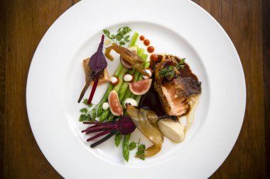 Atlantik usulü kızarmış somon bifteği ve sebze seçimi..