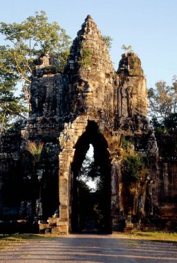 Bayon Tapınağı, Kamboçya 'da Angkor Wat Comples' da Budizm ile ilgili bir Khmer tapınağıdır. 12. yüzyılın sonlarında ya da 13. yüzyılın başlarında Kral 7. Jayavarman 'ın devlet tapınağı olarak inşa edilen Bayon, Jayavarman' ın başkenti Angkor Thom 'un merkezinde yer alır..