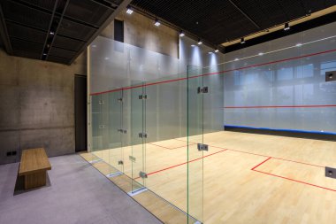Bangkok, Tayland - 6 Mart 2024: Bangkok, Tayland 'da bulunan lüks bir çatı katında squash sahası.