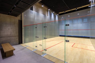Bangkok, Tayland - 6 Mart 2024: Bangkok, Tayland 'da bulunan lüks bir çatı katında squash sahası.