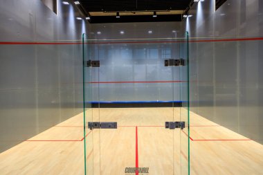 Bangkok, Tayland - 6 Mart 2024: Bangkok, Tayland 'da bulunan lüks bir çatı katında squash sahası.