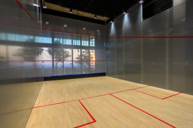Bangkok, Tayland - 6 Mart 2024: Bangkok, Tayland 'da bulunan lüks bir çatı katında squash sahası.
