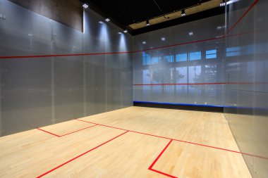 Bangkok, Tayland - 6 Mart 2024: Bangkok, Tayland 'da bulunan lüks bir çatı katında squash sahası.