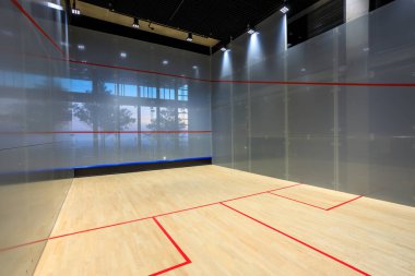 Bangkok, Tayland - 6 Mart 2024: Bangkok, Tayland 'da bulunan lüks bir çatı katında squash sahası.