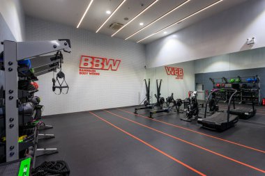 Bang Saen, Tayland - 12 Aralık 2023 Bang Saen Body Works Spor Merkezi ve yüksek kalitede fitness ekipmanlarıyla sağlık kulübünün iç görünümü.