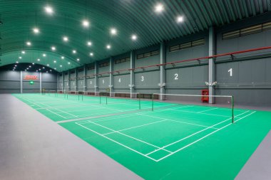 Bang Saen, Tayland - 12 Aralık 2023: Bang Saen Body Works 'te kapalı bir badminton kortunun iç görünümü.