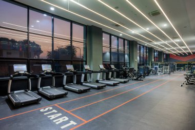 Bang Saen, Tayland - 6 Mart 2024 Bang Saen Body Works Spor Merkezi ve yüksek kalitede fitness ekipmanlarıyla sağlık kulübünün iç görünümü.