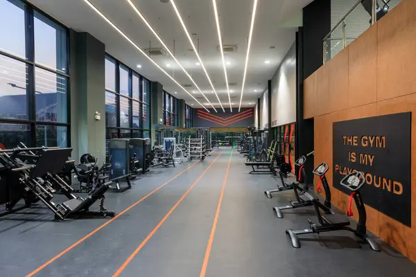 Bang Saen, Tayland - 6 Mart 2024 Bang Saen Body Works Spor Merkezi ve yüksek kalitede fitness ekipmanlarıyla sağlık kulübünün iç görünümü.