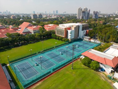 Bangkok, Tayland - 15 Aralık 2023: Bangkok, Tayland 'daki Uluslararası Okul Bangkok tenis kortunun havadan görünüşü.