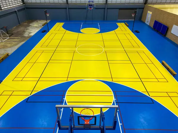 Phuket, Tayland - 16 Şubat 2024: Phuket, Tayland 'da bulunan bir okul spor salonunda çok amaçlı basketbol sahası.