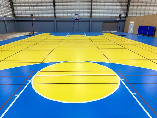 泰国普吉 2024年2月16日 位于泰国普吉的一所学校体育馆的室内多功能篮球场 图库照片