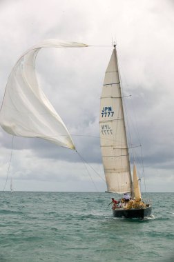 Phuket, Tayland - 24 Temmuz 2008: Phuket Yarış Haftası 'nda yelkenliler yarışıyor. Yarış Phuket, Tayland 'da..