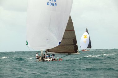 Phuket, Tayland - 24 Temmuz 2008: Phuket Yarış Haftası 'nda yelkenliler yarışıyor. Yarış Phuket, Tayland 'da..