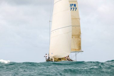 Phuket, Tayland - 24 Temmuz 2008: Phuket Yarış Haftası 'nda yelkenliler yarışıyor. Yarış Phuket, Tayland 'da..