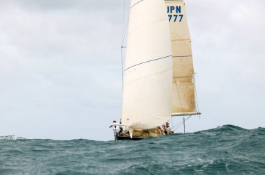 Phuket, Tayland - 24 Temmuz 2008: Phuket Yarış Haftası 'nda yelkenliler yarışıyor. Yarış Phuket, Tayland 'da..