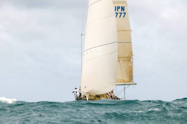 Phuket, Tayland - 24 Temmuz 2008: Phuket Yarış Haftası 'nda yelkenliler yarışıyor. Yarış Phuket, Tayland 'da..