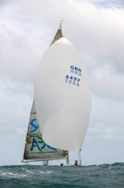 Phuket, Tayland - 24 Temmuz 2008: Phuket Yarış Haftası 'nda yelkenliler yarışıyor. Yarış Phuket, Tayland 'da..