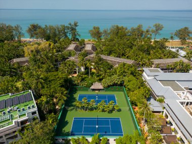 Phuket, Tayland - 20 Şubat 2024: Mai Khao, Phuket, Tayland 'daki JW Marriot Phuket Resort ve Spa Otel' deki tenis kortlarının insansız hava aracı görüntüsü.