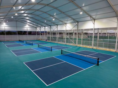 Phuket, Tayland - 4 Mart 2024: Phuket, Tayland 'da yer alan Padel Tenis Pickleball Kulübü' ndeki Pickleball sahalarının görüntüsü.