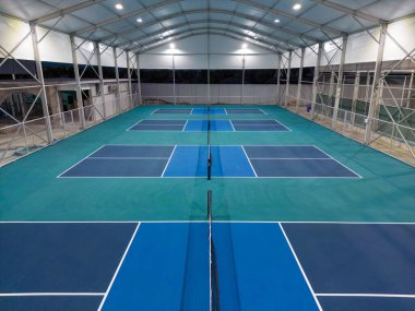 Phuket, Tayland - 4 Mart 2024: Phuket, Tayland 'da yer alan Padel Tenis Pickleball Kulübü' ndeki Pickleball sahalarının görüntüsü.