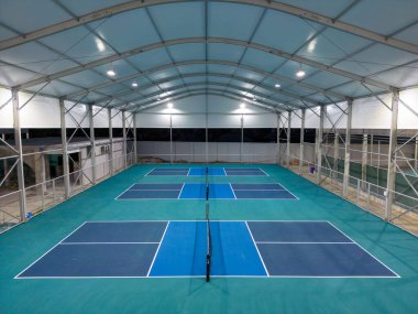 Phuket, Tayland - 4 Mart 2024: Phuket, Tayland 'da yer alan Padel Tenis Pickleball Kulübü' ndeki Pickleball sahalarının görüntüsü.
