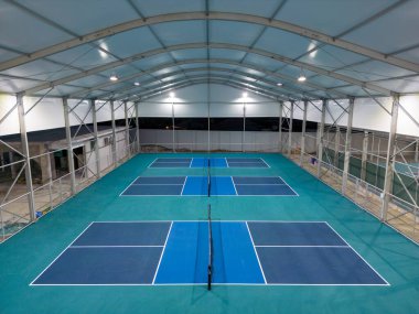 Phuket, Tayland - 4 Mart 2024: Phuket, Tayland 'da yer alan Padel Tenis Pickleball Kulübü' ndeki Pickleball sahalarının görüntüsü.