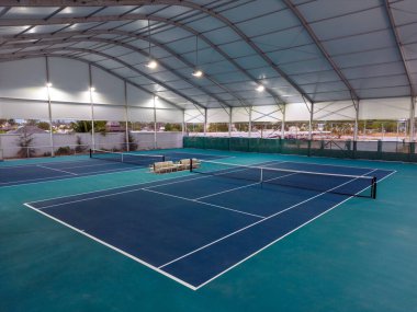 Phuket, Tayland - 4 Mart 2024: Phuket, Tayland 'da bulunan Padel Tenis Pickleball Kulübü' ndeki tenis kortlarının görüntüsü.