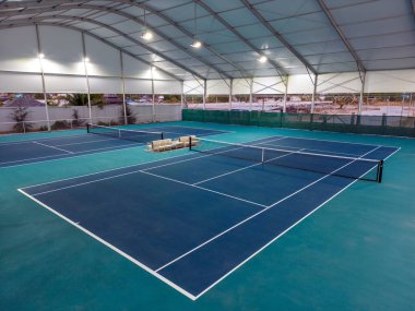 Phuket, Tayland - 4 Mart 2024: Phuket, Tayland 'da bulunan Padel Tenis Pickleball Kulübü' ndeki tenis kortlarının görüntüsü.