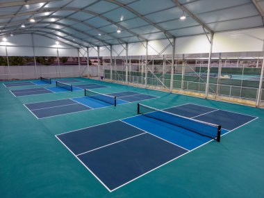 Phuket, Tayland - 4 Mart 2024: Phuket, Tayland 'da yer alan Padel Tenis Pickleball Kulübü' ndeki Pickleball sahalarının görüntüsü.