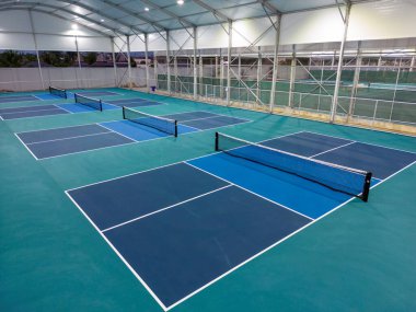 Phuket, Tayland - 4 Mart 2024: Phuket, Tayland 'da yer alan Padel Tenis Pickleball Kulübü' ndeki Pickleball sahalarının görüntüsü.
