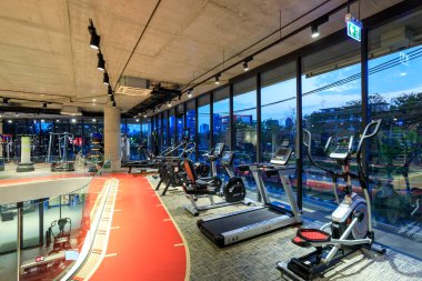 Bangkok, Tayland - 12 Mart 2024: Bangkok, Tayland 'da bulunan Seara Spor Salonunun Spor Salonu.