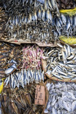 Cebu City, Filipinler 'deki Karbon Pazarı' nda kurutulmuş balık sergileniyor..