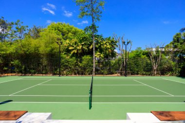 Phuket, Tayland - 23 Şubat 2024: Bir tenis kortunun insansız hava görüntüsü ve Cape Yamu, Phuket, Tayland 'daki lüks villa.