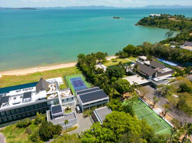 Phuket, Tayland - 23 Şubat 2024: Bir tenis kortunun insansız hava görüntüsü ve Cape Yamu, Phuket, Tayland 'daki lüks villa.