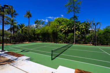 Phuket, Tayland - 23 Şubat 2024: Bir tenis kortunun insansız hava görüntüsü ve Cape Yamu, Phuket, Tayland 'daki lüks villa.