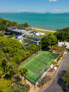 Phuket, Tayland - 23 Şubat 2024: Bir tenis kortunun insansız hava görüntüsü ve Cape Yamu, Phuket, Tayland 'daki lüks villa.