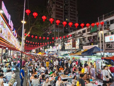 Kuala Lumpur, Malezya - 12 Şubat 2024: Malezya 'nın Kuala Lumpur bölgesindeki Bukit Bintang bölgesinde Jalan Alor' un kalabalık bir sokak yemeği gece marketi. 