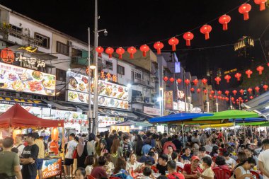 Kuala Lumpur, Malezya - 9 Şubat 2024: Malezya 'nın Kuala Lumpur bölgesindeki Bukit Bintang bölgesinde Jalan Alor' un kalabalık bir sokak yemeği gece marketi. 