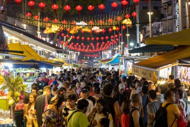 Kuala Lumpur, Malezya - 9 Şubat 2024: Malezya 'nın Kuala Lumpur bölgesindeki Bukit Bintang bölgesinde Jalan Alor' un kalabalık bir sokak yemeği gece marketi. 