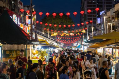Kuala Lumpur, Malezya - 9 Şubat 2024: Malezya 'nın Kuala Lumpur bölgesindeki Bukit Bintang bölgesinde Jalan Alor' un kalabalık bir sokak yemeği gece marketi. 