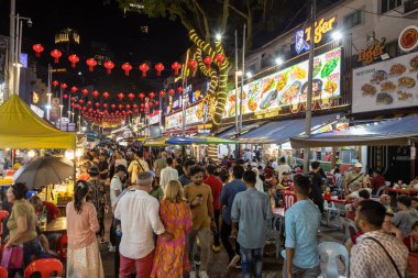 Kuala Lumpur, Malezya - 9 Şubat 2024: Malezya 'nın Kuala Lumpur bölgesindeki Bukit Bintang bölgesinde Jalan Alor' un kalabalık bir sokak yemeği gece marketi. 