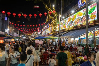 Kuala Lumpur, Malezya - 9 Şubat 2024: Malezya 'nın Kuala Lumpur bölgesindeki Bukit Bintang bölgesinde Jalan Alor' un kalabalık bir sokak yemeği gece marketi. 