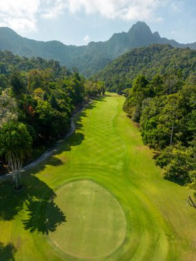 Langkawi, Malezya - 4 Şubat 2024: Malezya 'nın Langkawi Adası' ndaki The Els Club Teluk Datai 'deki hava aracı görüntüsü. Kursu Ernie Els tasarladı..