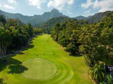 Langkawi, Malezya - 4 Şubat 2024: Malezya 'nın Langkawi Adası' ndaki The Els Club Teluk Datai 'deki hava aracı görüntüsü. Kursu Ernie Els tasarladı..
