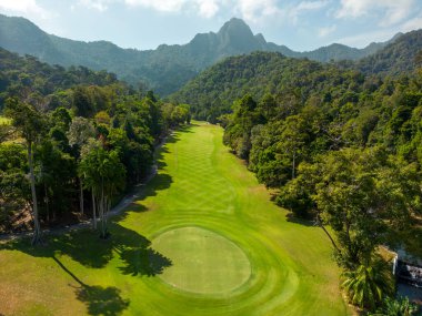 Langkawi, Malezya - 4 Şubat 2024: Malezya 'nın Langkawi Adası' ndaki The Els Club Teluk Datai 'deki hava aracı görüntüsü. Kursu Ernie Els tasarladı..