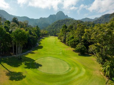 Langkawi, Malezya - 4 Şubat 2024: Malezya 'nın Langkawi Adası' ndaki The Els Club Teluk Datai 'deki hava aracı görüntüsü. Kursu Ernie Els tasarladı..