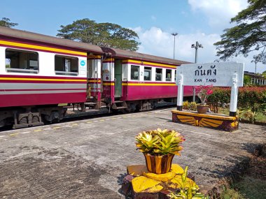 Kantang, Tayland - 22 Ocak 2024: Trang, Tayland 'daki tarihi Kantang Tren İstasyonu. Andaman demiryolu hattının son durağı. İstasyon binası 100 yıldan daha eski. Aşk İstasyonu olarak da bilinir..