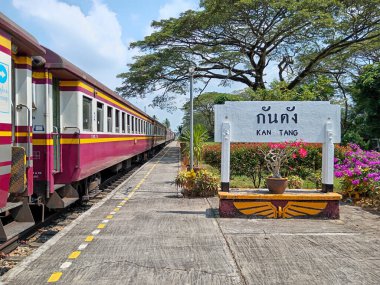Kantang, Tayland - 22 Ocak 2024: Trang, Tayland 'daki tarihi Kantang Tren İstasyonu. Andaman demiryolu hattının son durağı. İstasyon binası 100 yıldan daha eski. Aşk İstasyonu olarak da bilinir..