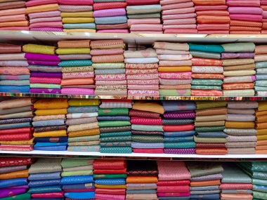 Küçük Hindistan, Kuala Lumpur, Malezya 'da Kanchipuram ipek sarisi ve brokar lehenga karışımı bir Hint ipek dükkanının içi..