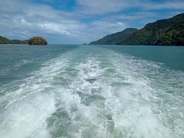 Malezya 'nın Kedah kentindeki Lankawi Adası' na giden bir yolcu gemisinin deniz manzarası..